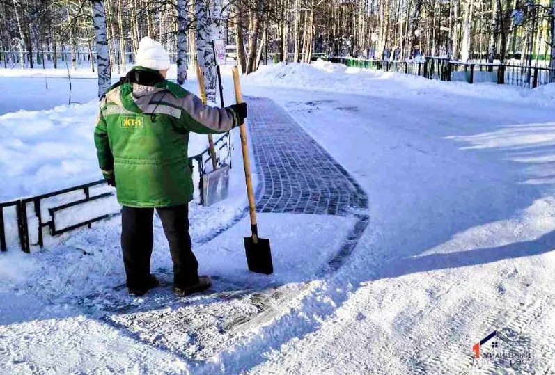 Ежедневная уборка территорий от снега /ФОТО/