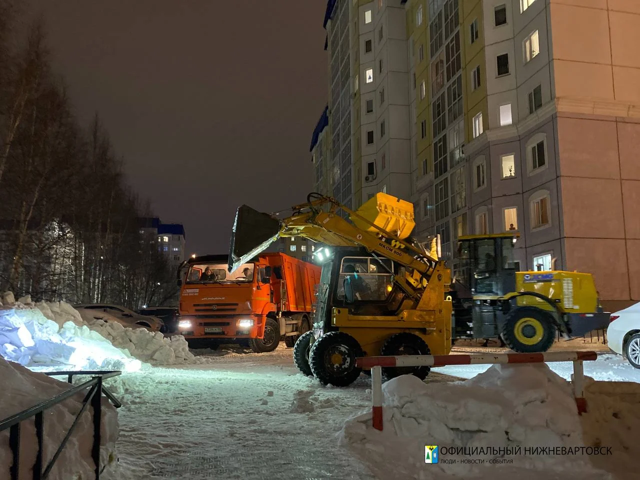В Нижневартовске устраняют последствия мощного циклона